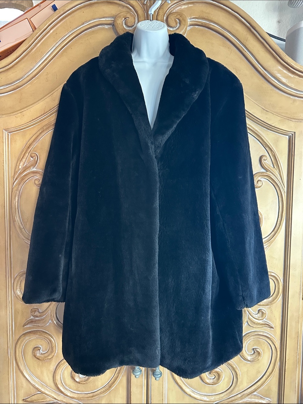 Plus Size Plush Black Faux Fur Jacket - Classic Cozy Coat